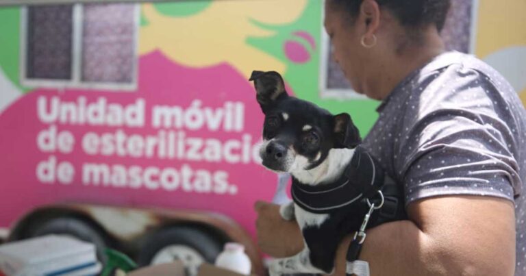 Una mujer sosteniendo a un perro en la jornada de esterilización en Saltillo.