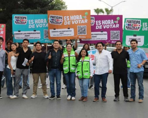 Personal de Saltillo en un crucero temático.