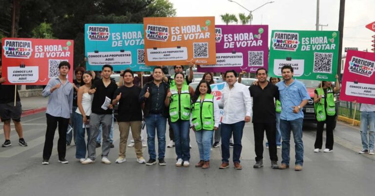 Personal de Saltillo en un crucero temático.
