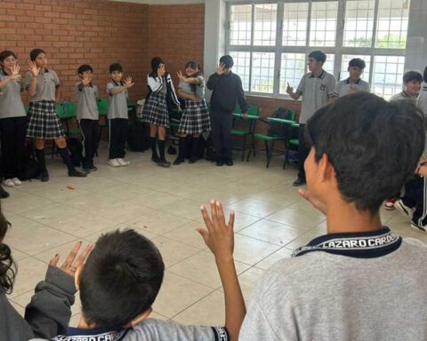 Estudiantes de secundaria en una plática del IMM Torreón.