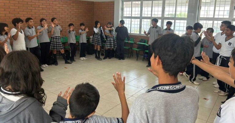 Estudiantes de secundaria en una plática del IMM Torreón.