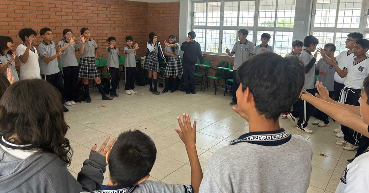 Estudiantes de secundaria en una plática del IMM Torreón.