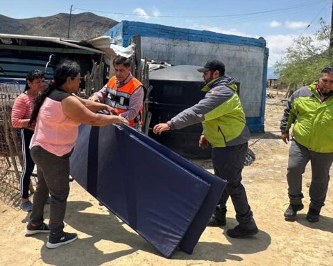 Habitantes recibiendo apoyos tras lluvias en ejido de Saltillo.