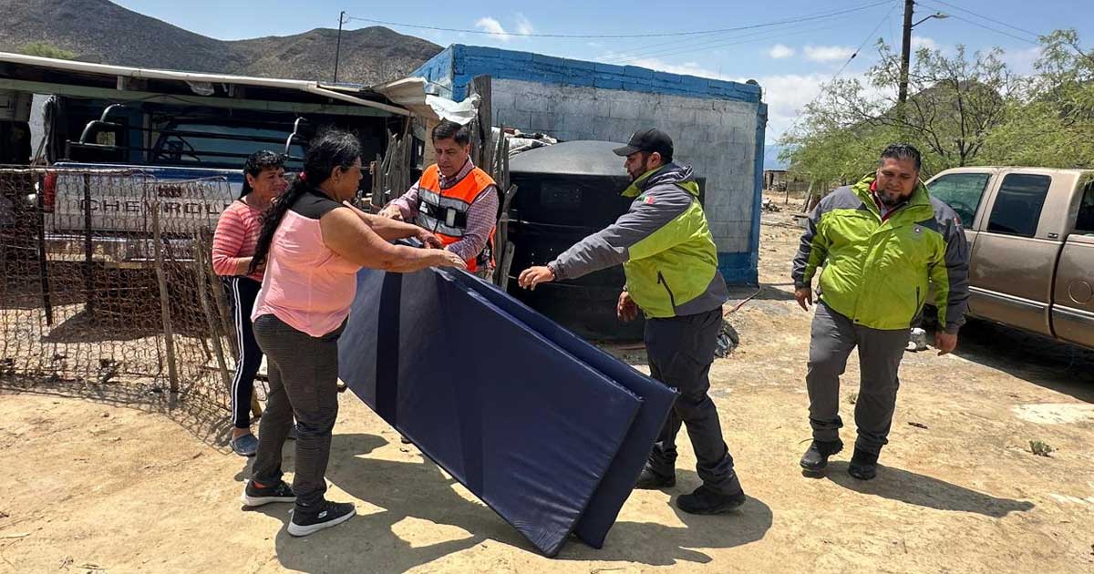 Habitantes recibiendo apoyos tras lluvias en ejido de Saltillo.