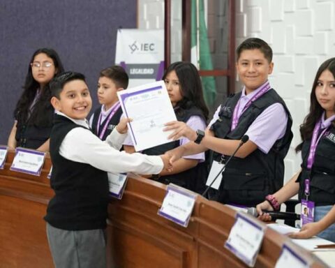 Niñas y niños del Cabildo Infantil de Saltillo en el IEC.