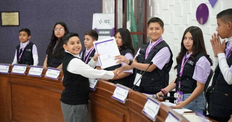 Niñas y niños del Cabildo Infantil de Saltillo en el IEC.