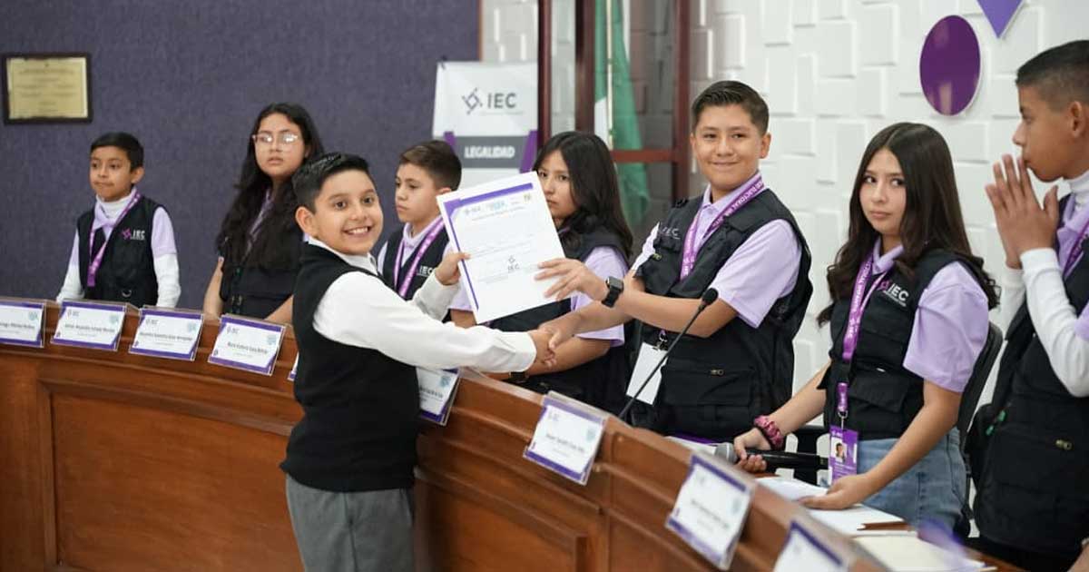 Niñas y niños del Cabildo Infantil de Saltillo en el IEC.
