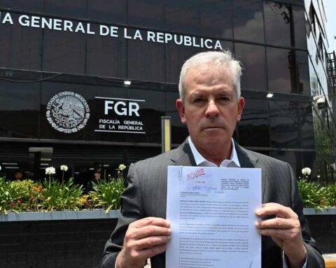 Marcelo Torres Cofiño, diputado del PAN, afuera de la FGR.