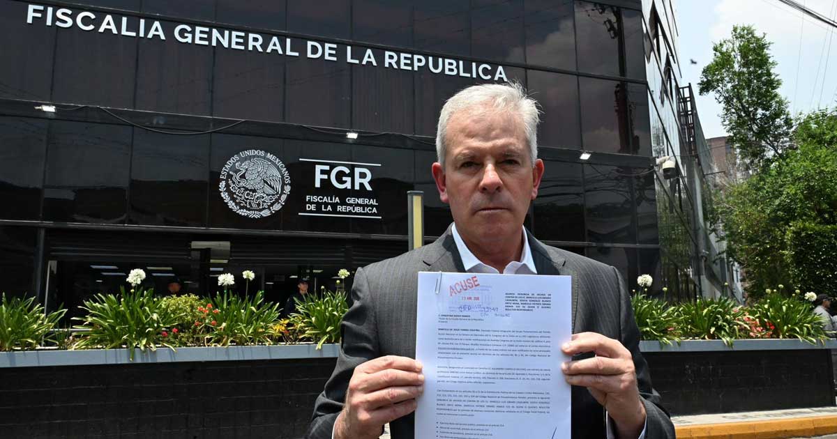 Marcelo Torres Cofiño, diputado del PAN, afuera de la FGR.