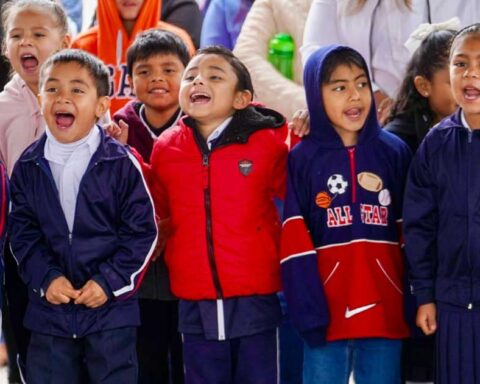 Niñas yu niños de un kínder en Ramos Arizpe.