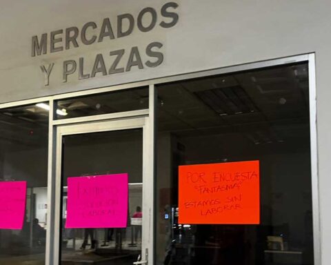 Dirección de Mercados y Plazas en Torreón con cartulinas en el exterior.