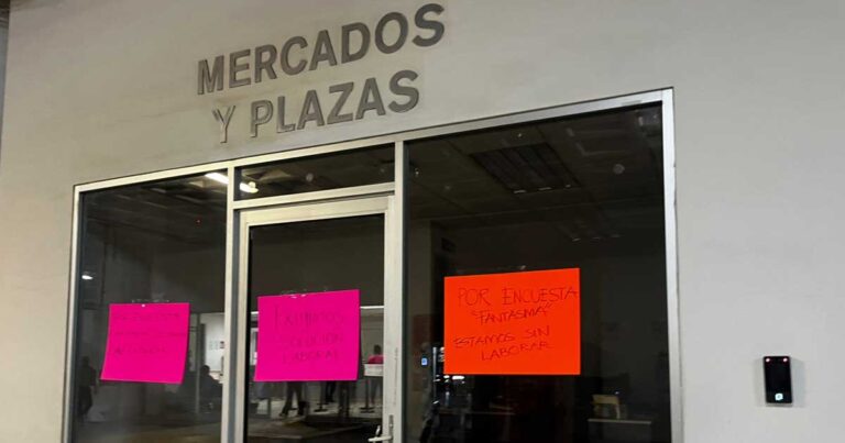 Dirección de Mercados y Plazas en Torreón con cartulinas en el exterior.