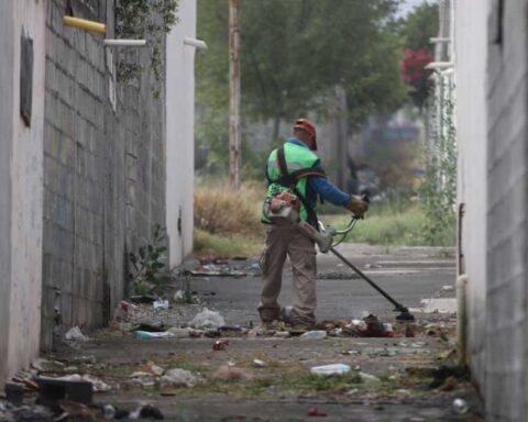 Trabajador limpiando un callejón en Saltillo.
