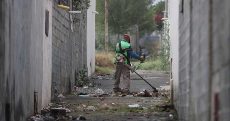 Trabajador limpiando un callejón en Saltillo.