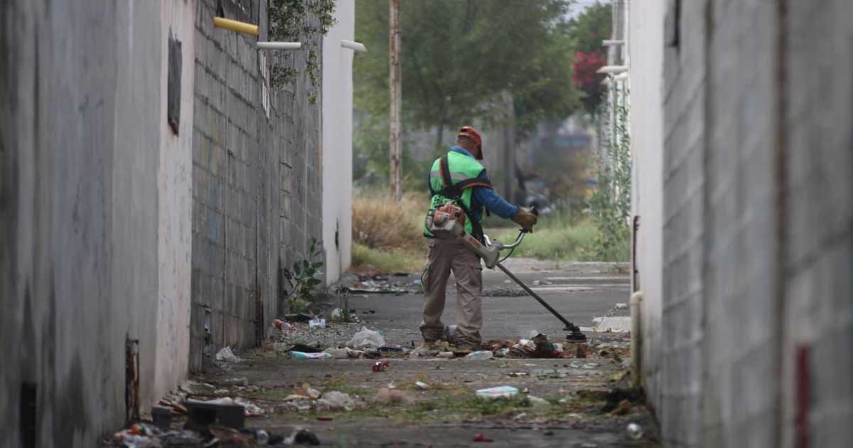Trabajador limpiando un callejón en Saltillo.