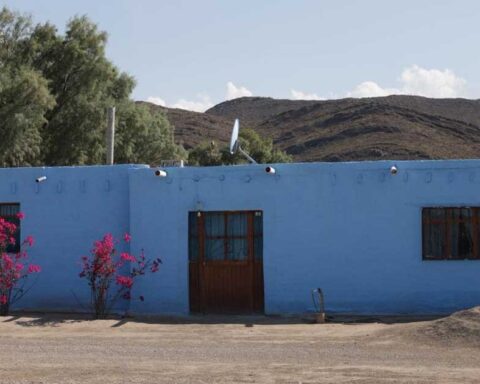 Fachada recién pintada en ejido de Parras.