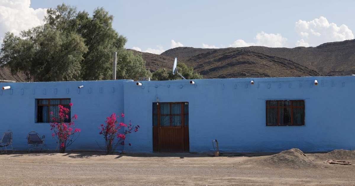 Fachada recién pintada en ejido de Parras.