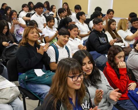 Jóenes de la Escuela de Bachilleres “Venustiano Carranza”.