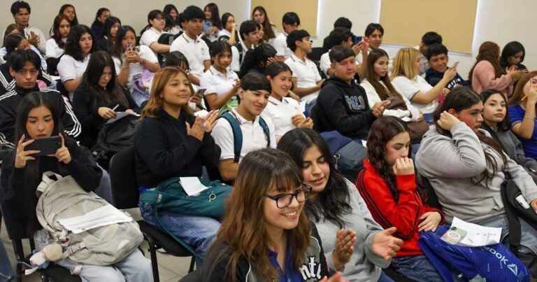 Jóenes de la Escuela de Bachilleres “Venustiano Carranza”.