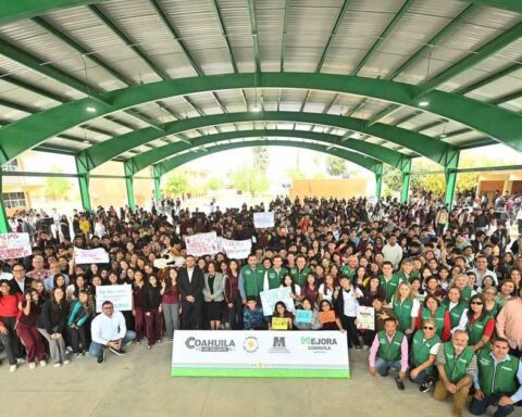 Estudiantes del CBTIS debajo del nuevo arcotecho.