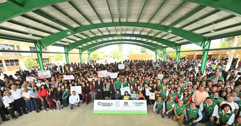 Estudiantes del CBTIS debajo del nuevo arcotecho.