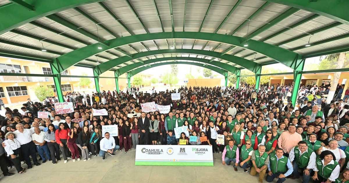 Estudiantes del CBTIS debajo del nuevo arcotecho.