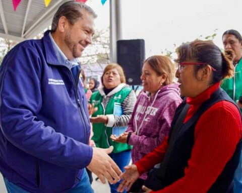 Alcalde Tomás Gutiérrez y madres de familia de Ramos Arizpe.