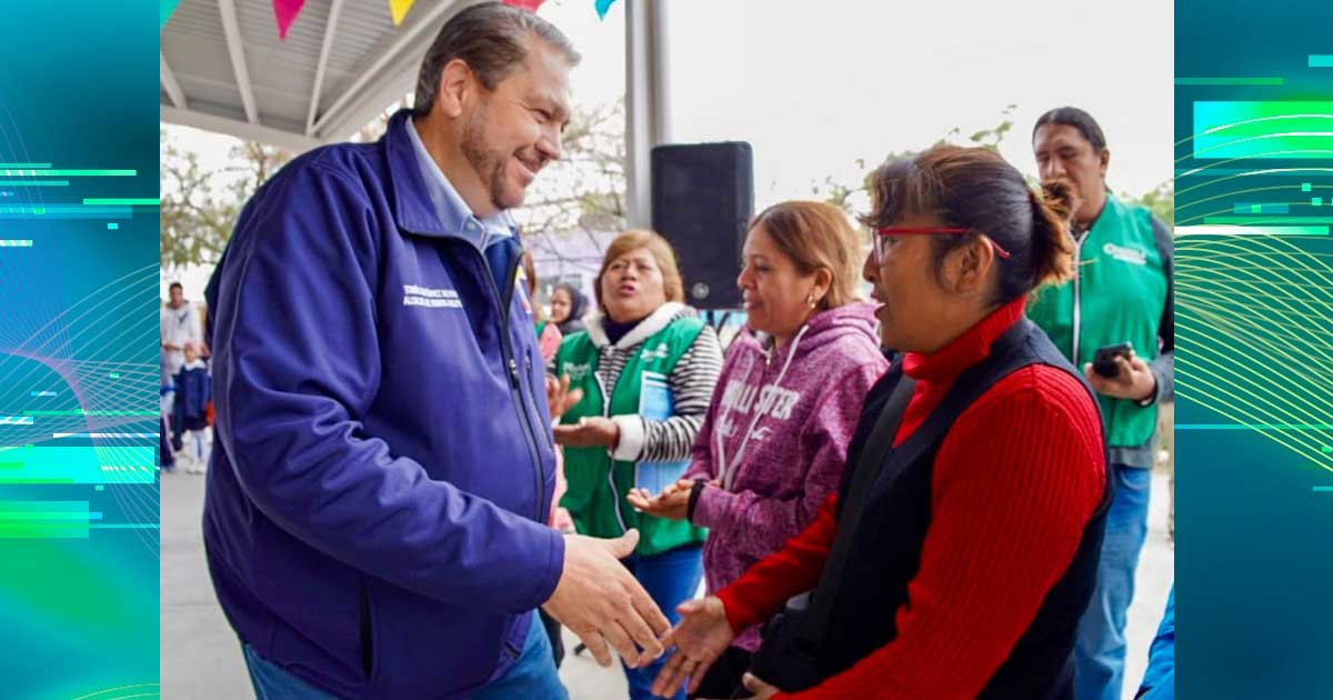 Alcalde Tomás Gutiérrez y madres de familia de Ramos Arizpe.