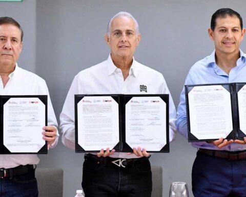 Alcalde de Torreón Román Cepeda y el rector de la UAdeC Octavio Pimentel.