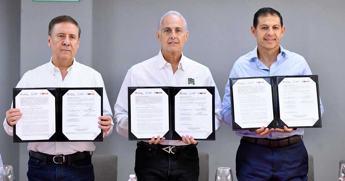 Alcalde de Torreón Román Cepeda y el rector de la UAdeC Octavio Pimentel.