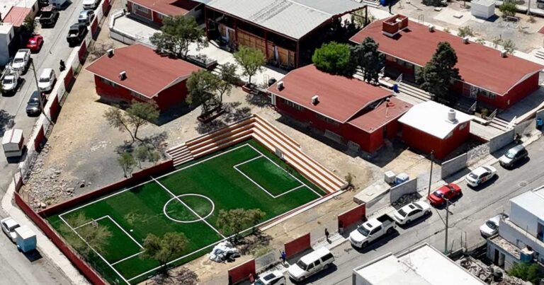Vista aérea de una escuela en Ramos Arizpe.