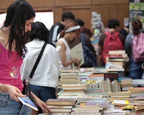Jóvenes en la Feria del Libro Coahuila.