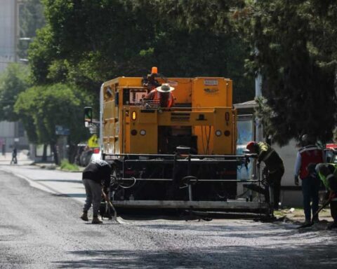 Trabajadores rehabilitando el pavimento de Avenida Universidad en Saltillo.