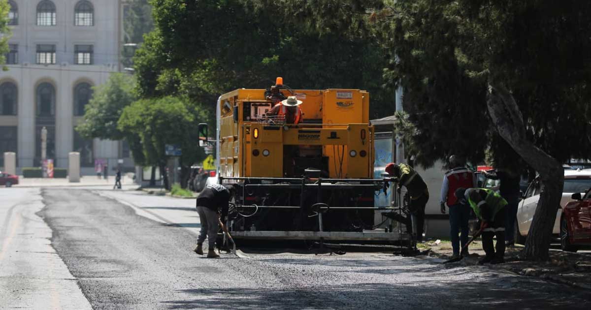 Trabajadores rehabilitando el pavimento de Avenida Universidad en Saltillo.