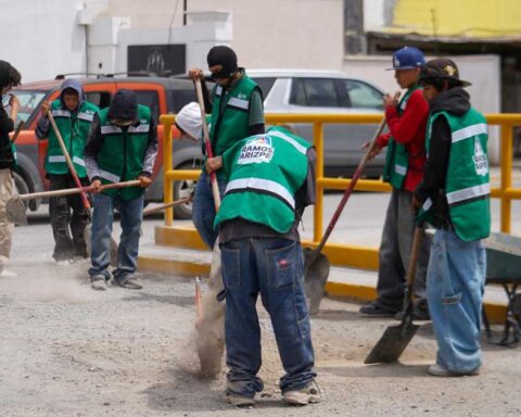 Trabajadores realizando limpieza en Ramos Arizpe.
