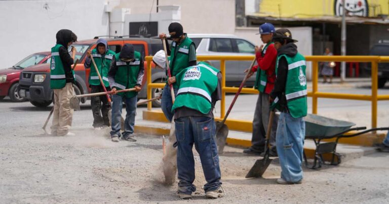 Trabajadores realizando limpieza en Ramos Arizpe.