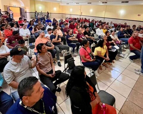 Antonio Attolini frente a sindicalizados del IMSS.