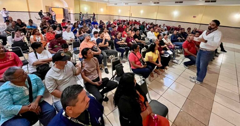 Antonio Attolini frente a sindicalizados del IMSS.