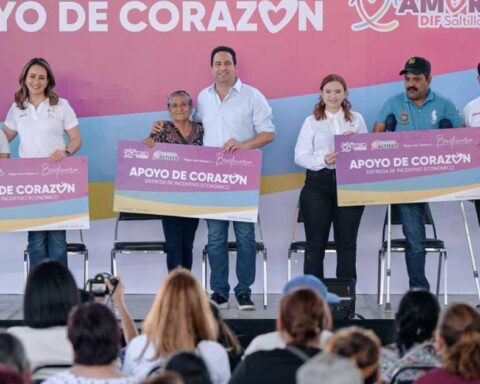 Funcionarios de Saltillo entregando apoyos del DIF municipal.