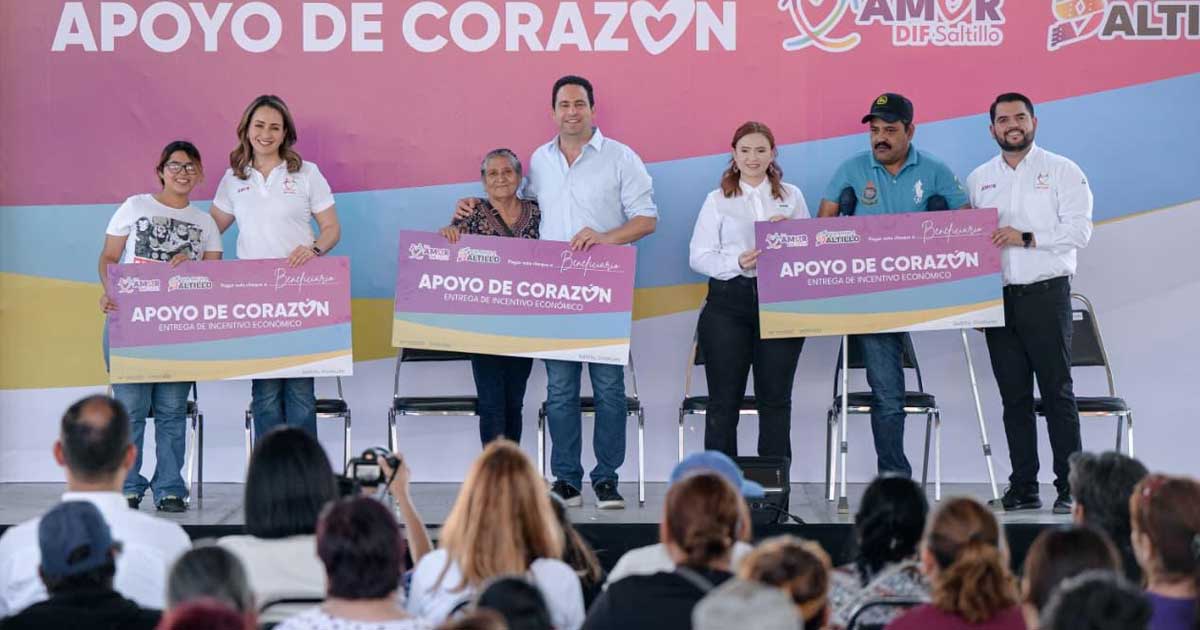Funcionarios de Saltillo entregando apoyos del DIF municipal.