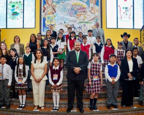 Alcalde Tomás Gutiérrez, niñas y niños del Cabildo Infantil Ramos Arizpe.