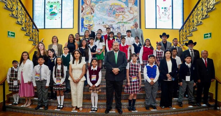 Alcalde Tomás Gutiérrez, niñas y niños del Cabildo Infantil Ramos Arizpe.
