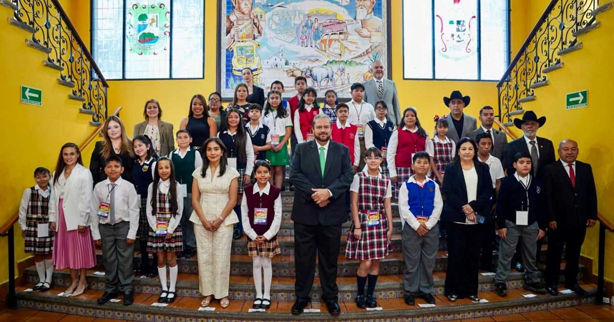 Alcalde Tomás Gutiérrez, niñas y niños del Cabildo Infantil Ramos Arizpe.