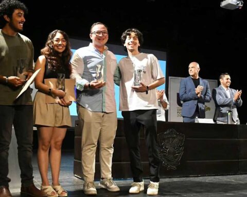 Jóvenes alumnos de la UAdeC.