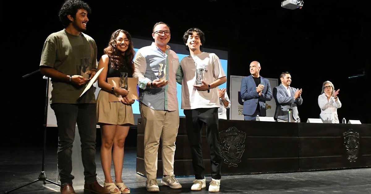Jóvenes alumnos de la UAdeC.