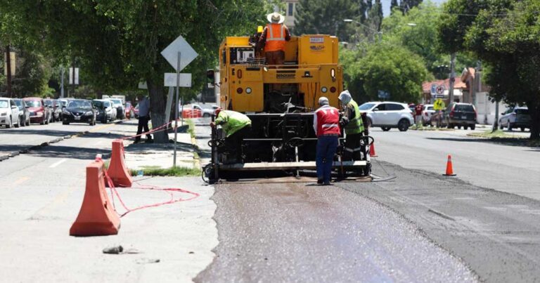 Trabajos en Avenida Universidad, en Saltillo.