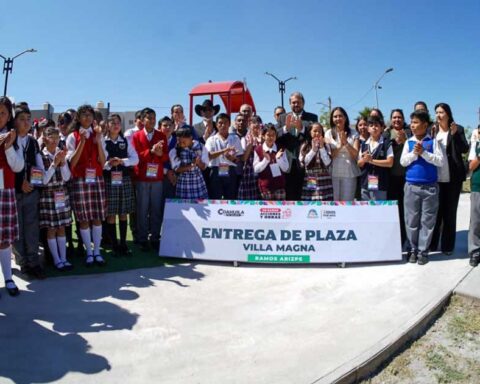 Alcalde y Cabildo Infantil en la entrega de la plaza pública en la colonia Villa Magna.