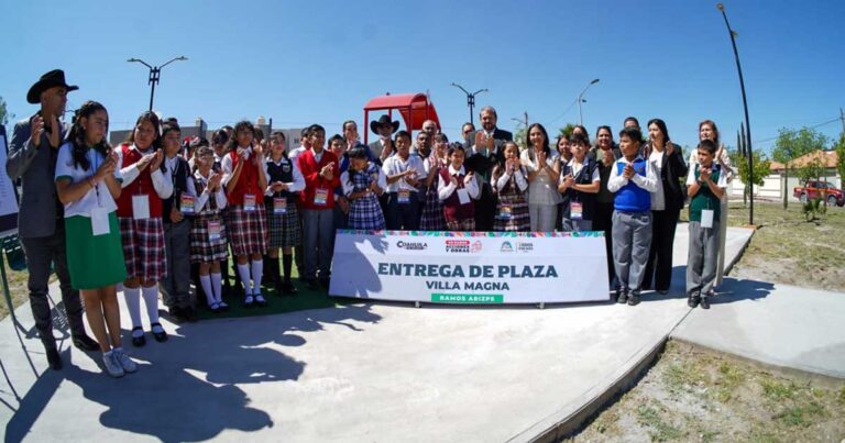 Alcalde y Cabildo Infantil en la entrega de la plaza pública en la colonia Villa Magna.