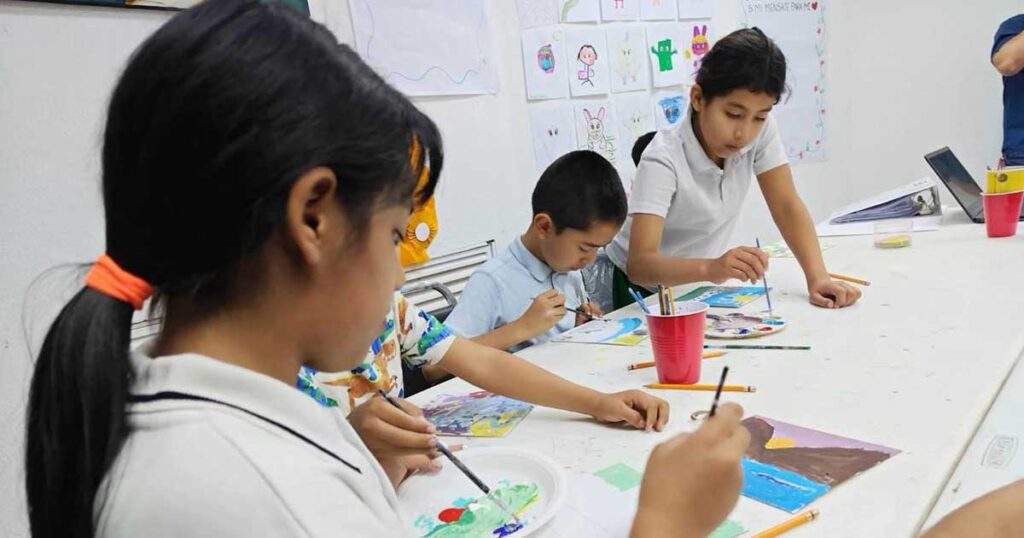 Niñas y niños del taller de Mentes Brillantes en Torreón.