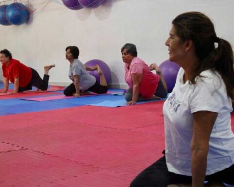 Mujeres durante una clase de yoga.